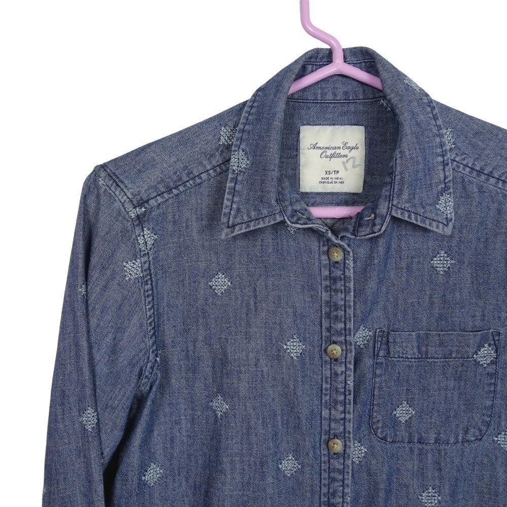 💰3/$25 American Eagle Outfitters Chambray Button Down Shirt Top Embroidery XS
